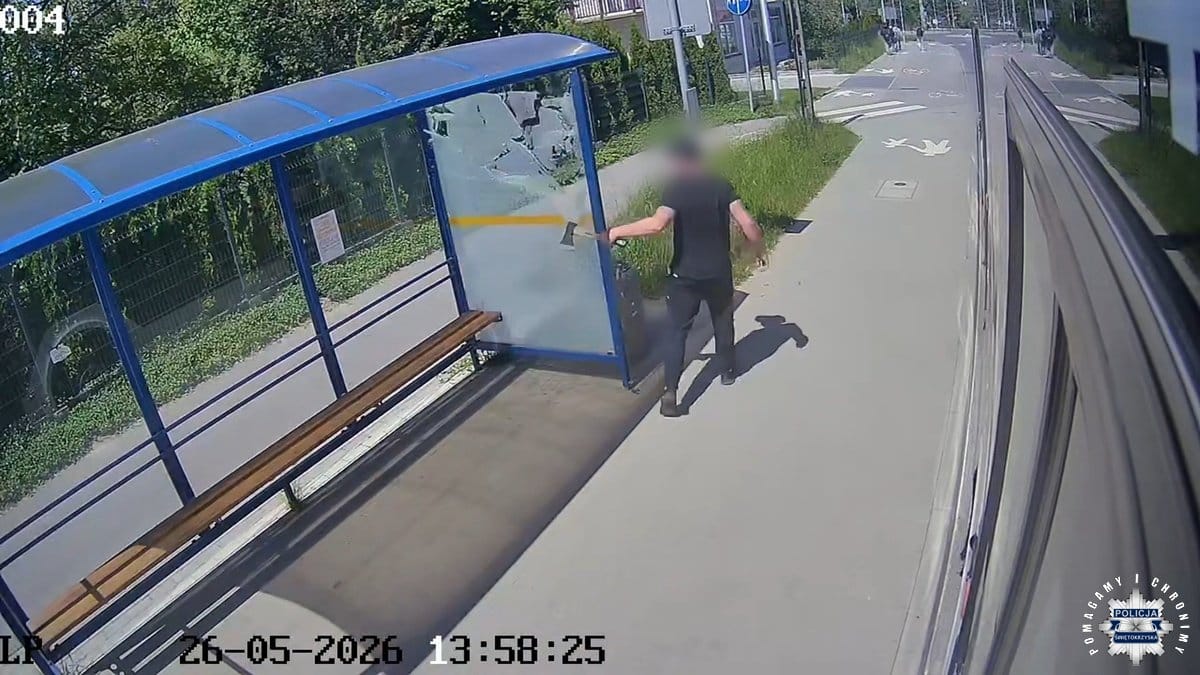 Pijany z siekierą latał po ulicy w Starachowicach. Jest nagranie z monitoringu Zdjęcie główne wpisu