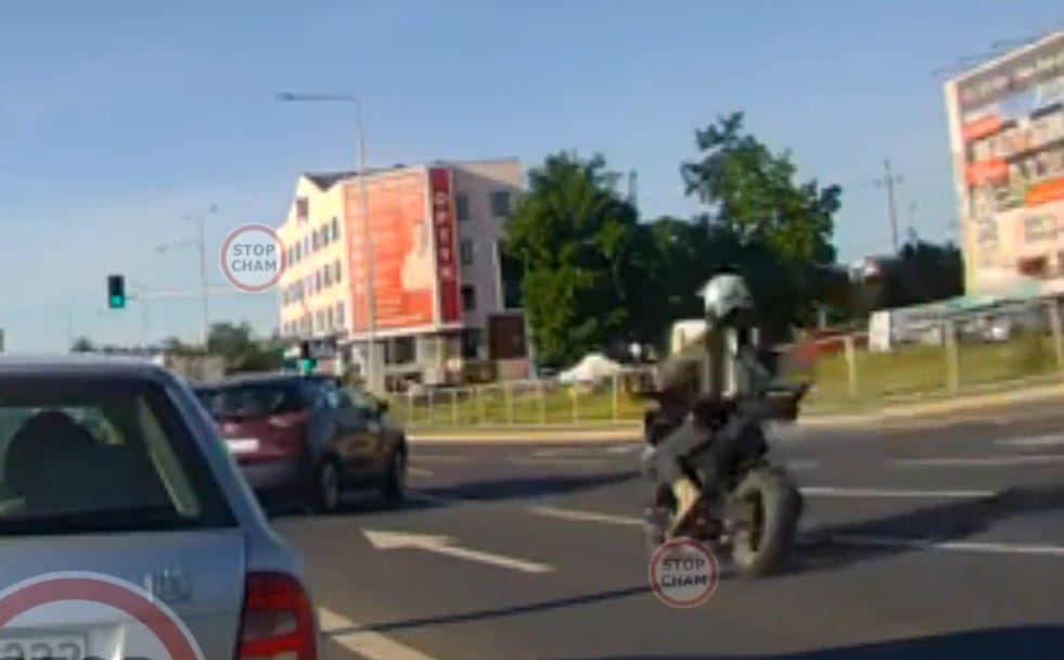 Motocyklista nie miał szans w zderzeniu z autem. W sieci pojawiło się nagranie z Piaseczna Zdjęcie główne wpisu