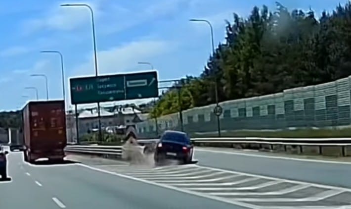 Przegapił zjazd na obwodnicy więc skasował Mercedesa o barierki Zdjęcie główne wpisu