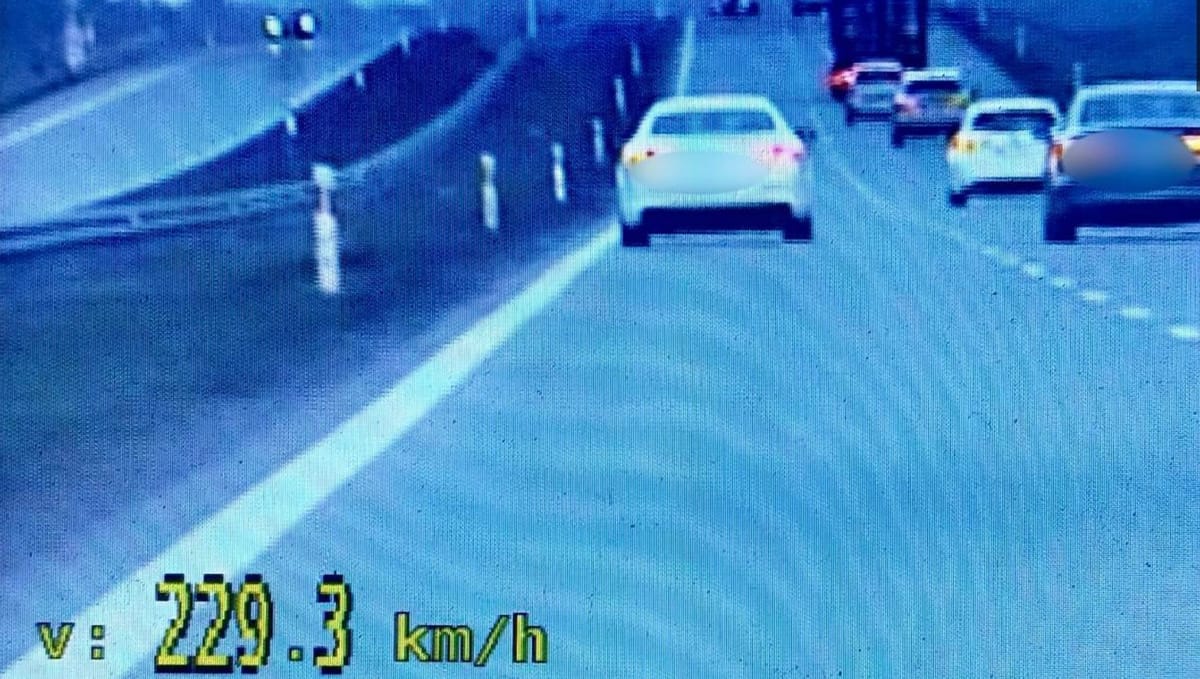 Jechał ponad 200 km/h, dostał 5 tys. mandatu. Sąd go uchylił, bo był nieczytelny. Policja jednak nie odpuszcza Zdjęcie główne wpisu