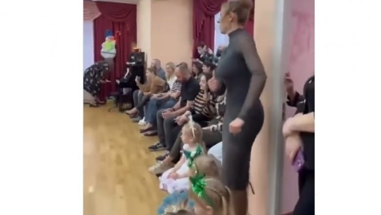 Ojciec dostał jedno zadanie - nagrać występ dzieci. Skończyło się na tym, że kamera ani na chwilę nie zeszła z przedszkolanki Zdjęcie główne wpisu