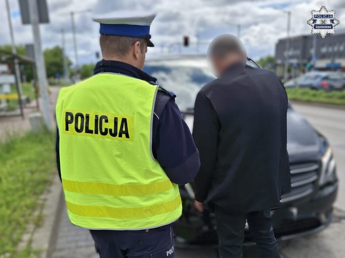 Jechał karawanem, w którym przewoził ciało. Okazało się, że jest totalnie pijany. Miał 2,5 promila Zdjęcie główne wpisu