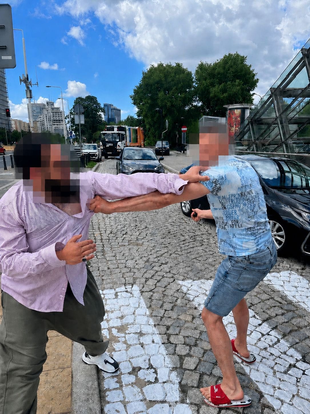 Wyciągnął pałkę teleskopową i bił po głowie. 36-latek zaatakował taksówkarza z Azerbejdżanu przy Dworcu Gdańskim Zdjęcie główne wpisu