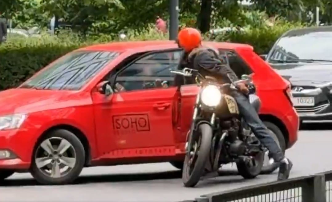 „Gęba Cię swędzi?!" Agresywny motocyklista pobił kierowcę Skody - Warszawa Zdjęcie główne wpisu