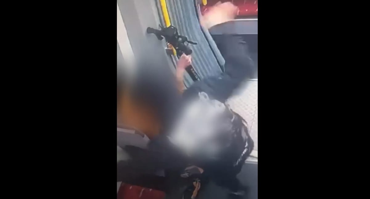 Brutalny napad w tramwaju na Śląsku. 18-latek skopał nastolatka i ukradł mu telefon Zdjęcie główne wpisu