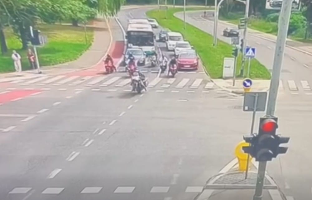 Nie opanował motocykla i się wywrócił. Policjanci uznali, że jechał na jednym kole i zabrali mu prawko - nagranie ze Szczecina Zdjęcie główne wpisu
