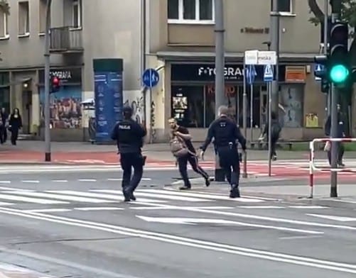 Dwóch policjantów kontra ziomek na pasach. Zrobił sobie z nimi zabawę w ganianego Zdjęcie główne wpisu