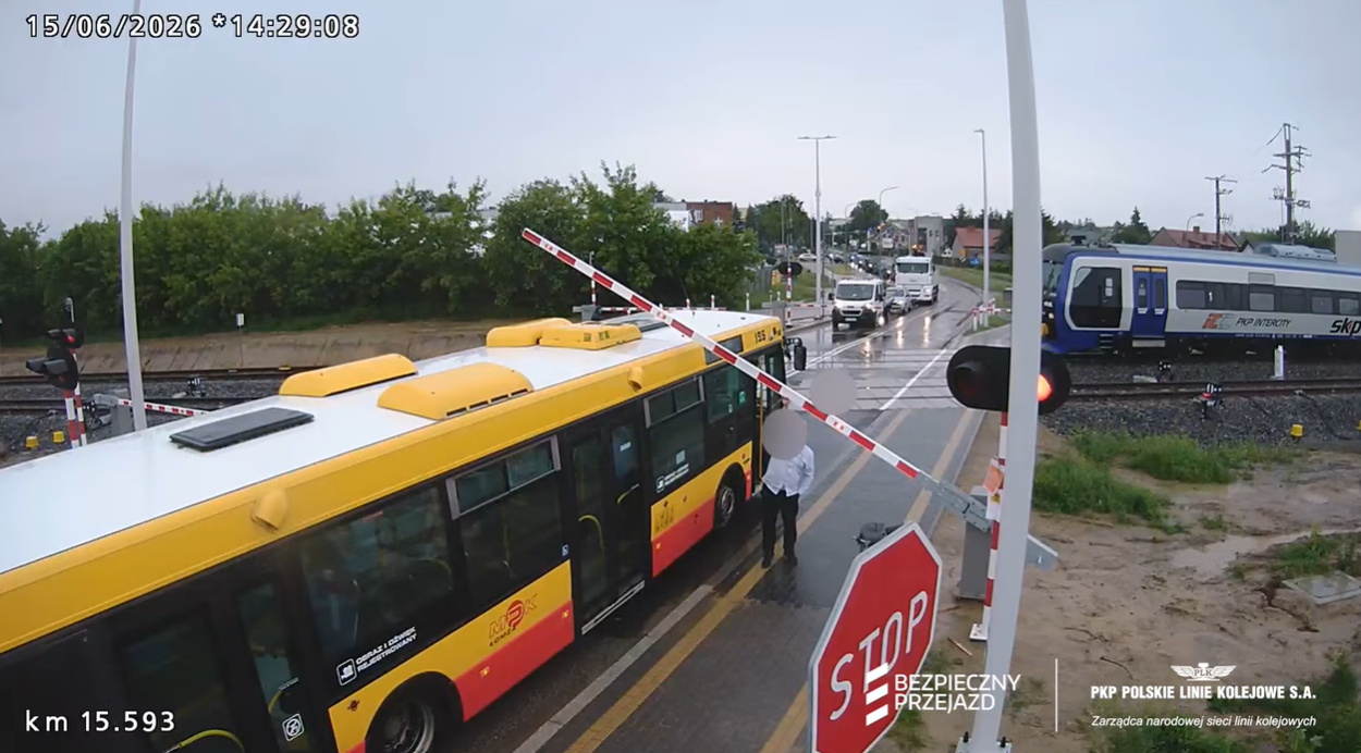 O krok od tragedii w Łomży. Kierowca autobusu wjechał pod opuszczone rogatki na czerwonym świetle, a pasażer wysiadł i podniósł szlaban Zdjęcie główne wpisu