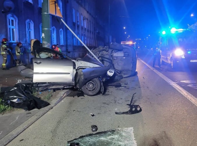 Tragedia w Sosnowcu. Auto rozpadło się na pół po uderzeniu w słup, zginęły dwie osoby Zdjęcie główne wpisu