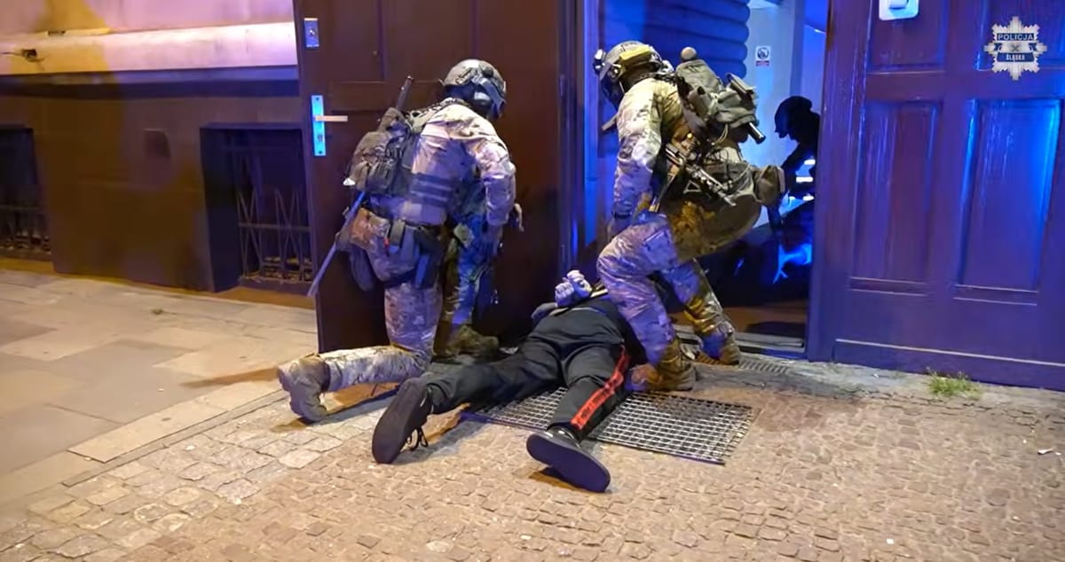 13 osób zatrzymanych za czerpanie korzyści z prostytucji. Policja opublikowała nagranie z akcji Zdjęcie główne wpisu
