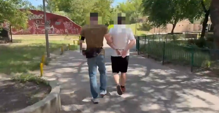 Przyszedł pod Urząd Skarbowy z reklamówką pełną kamieni. Wybił szyby i uciekł Zdjęcie główne wpisu