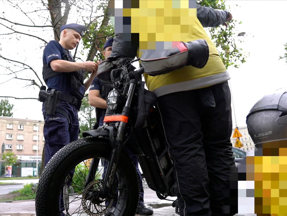 74 mandaty na ponad 30 tys. złotych i 3 zarekwirowane pojazdy. Stołeczna policja kontrolowała elektryczne jednoślady Zdjęcie główne wpisu