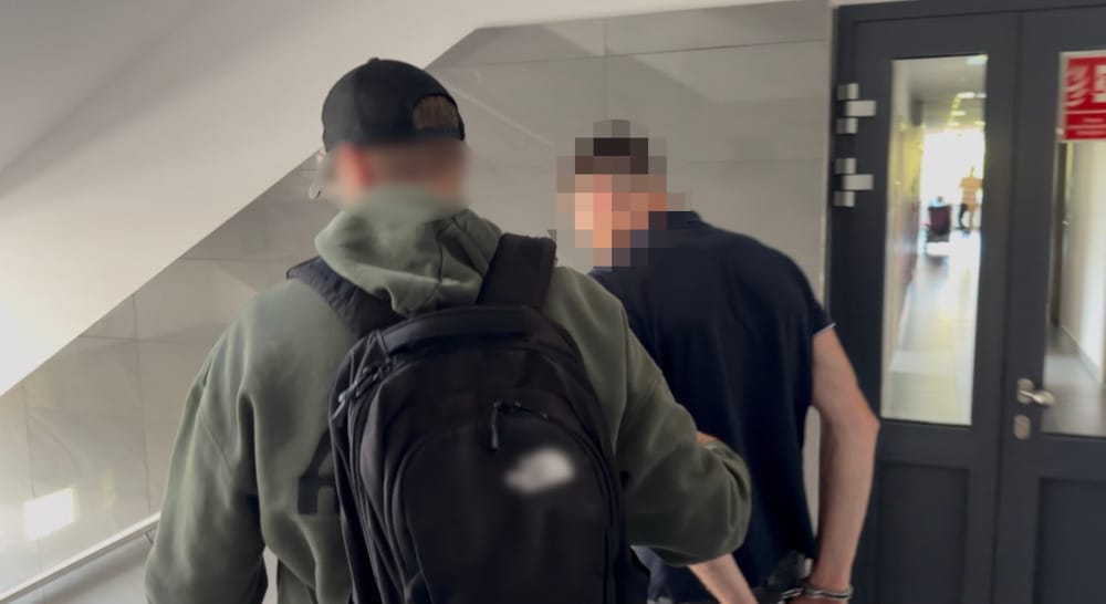 39-letni Ukrainiec włamał się do dwóch garaży. Wpadł przez dwie butelki perfum Zdjęcie główne wpisu