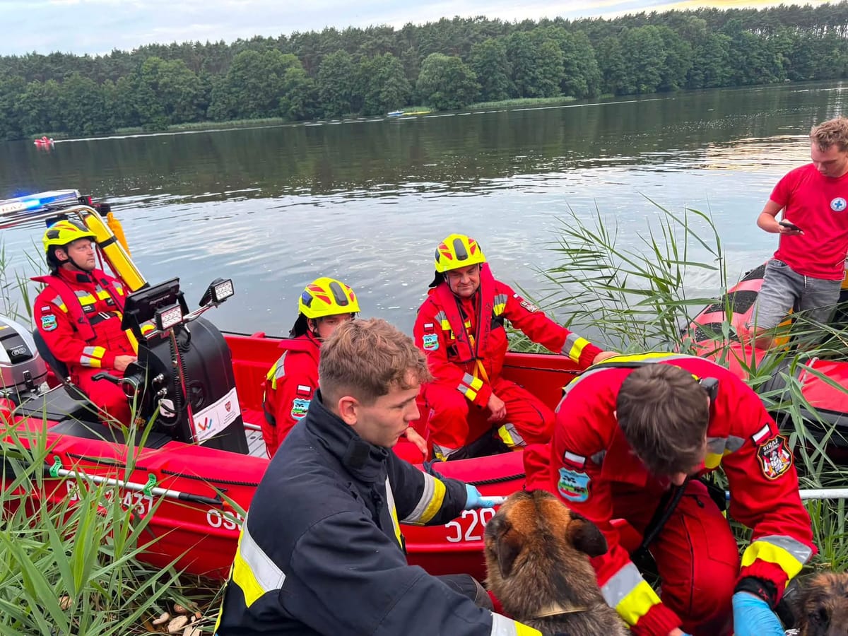 Owczarek wpadł do jeziora i utknął. Uratował go kompan, który przywołał pomoc Zdjęcie główne wpisu