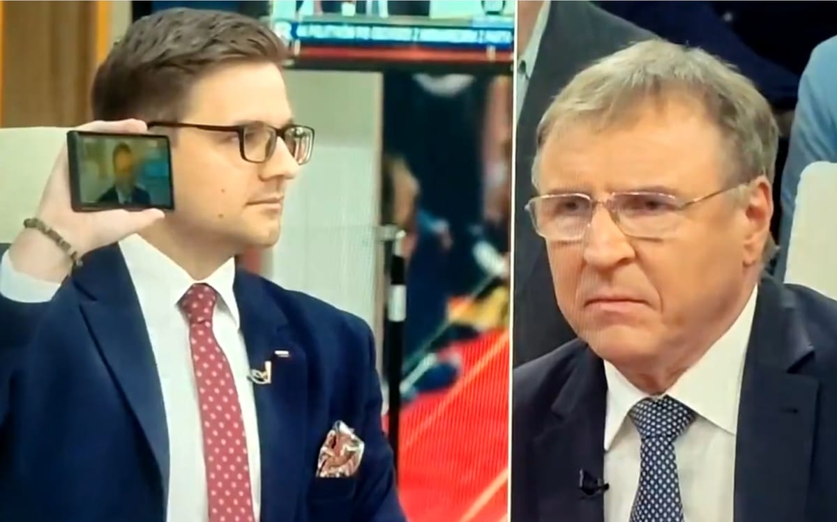 Jacek Kurski słuchający Jacka Kurskiego opowiadającego o „sekcie smoleńskiej” i śmiejącego się z Macierewicza Zdjęcie główne wpisu