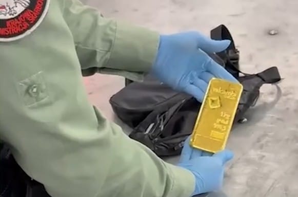 Ukryła pod ubraniem trzy sztabki złota za 1,5 mln zł. 46-letnia Ukrainka wpadła na granicy w Krościenku Zdjęcie główne wpisu