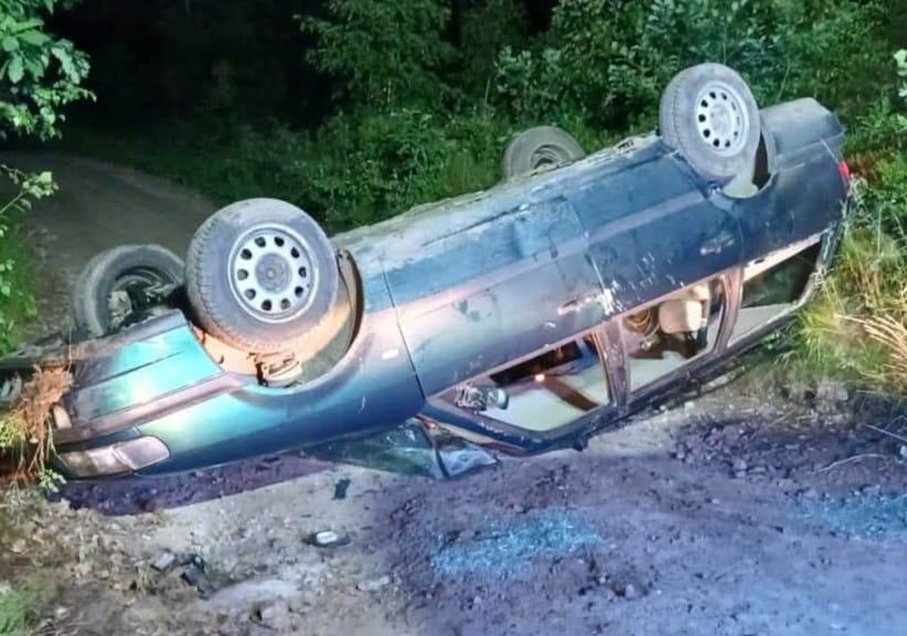 17-latek bez prawa jazdy i po alkoholu dachował samochodem. Na dachu jechały 4 osoby, jeden z pasażerów nie żyje Zdjęcie główne wpisu