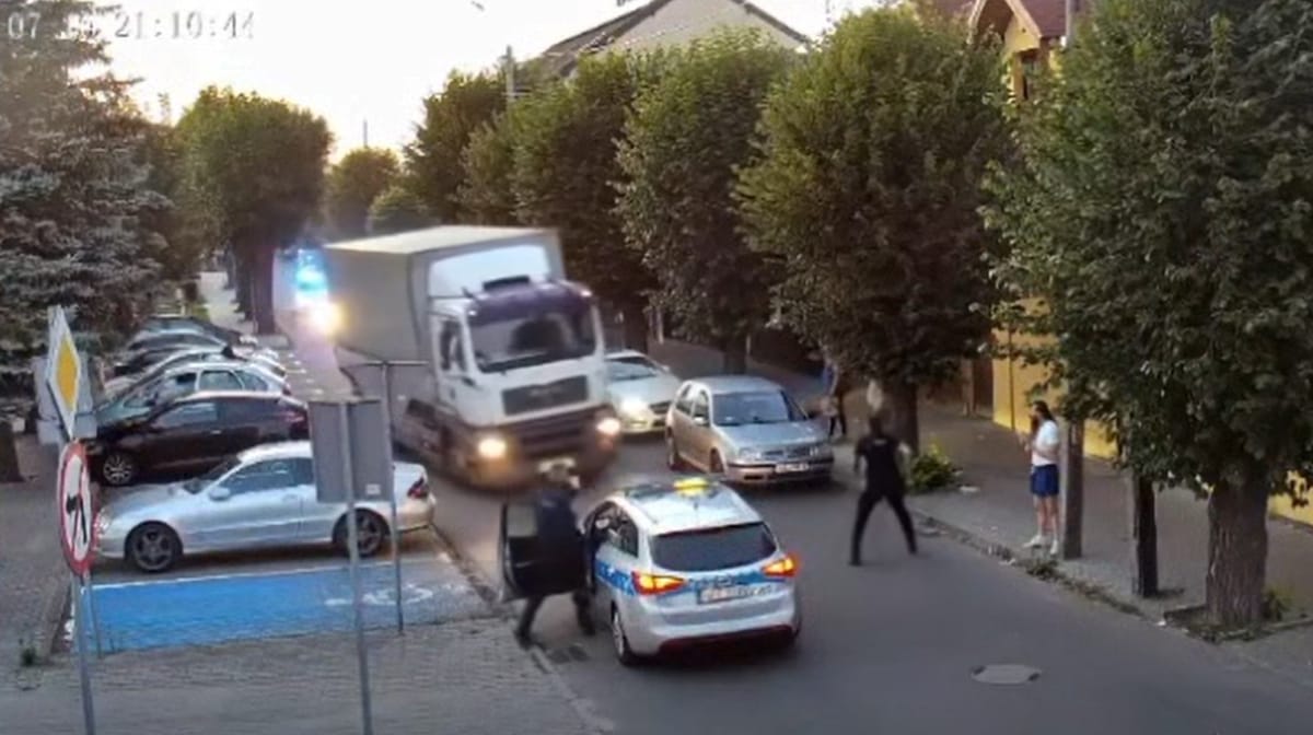 Pościg jak w GTA. Kierowca ciężarówki staranował policyjne radiowozy i uciekł do lasy. Opublikowano nagranie z pościgu Zdjęcie główne wpisu