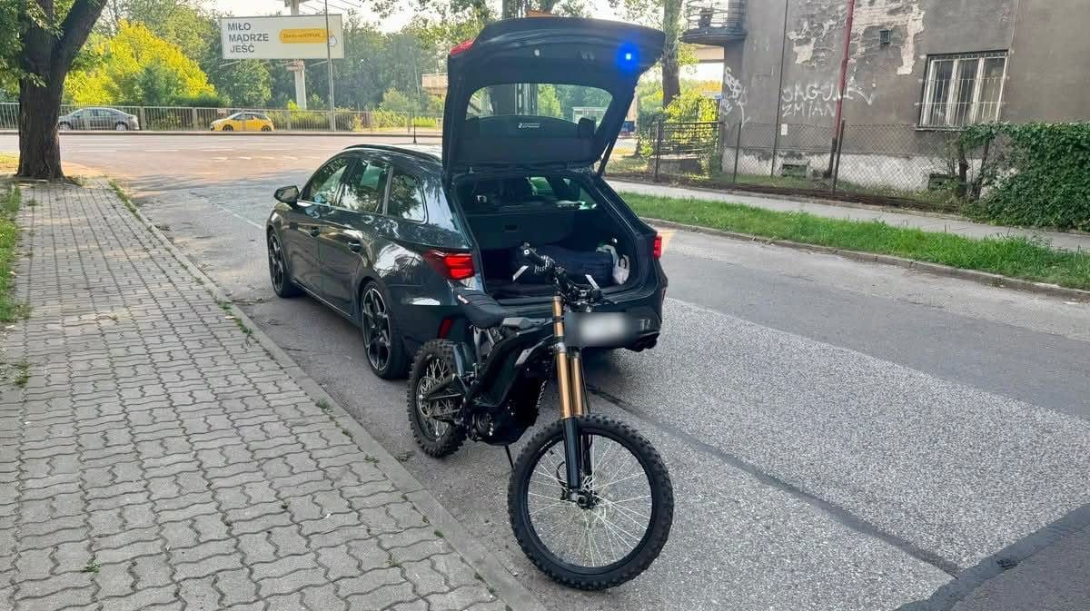 Jazda na jednym kole, bez tablic, bez OC i bez uprawnień. Warszawska drogówka zatrzymała nieletniego na Surronie Zdjęcie główne wpisu