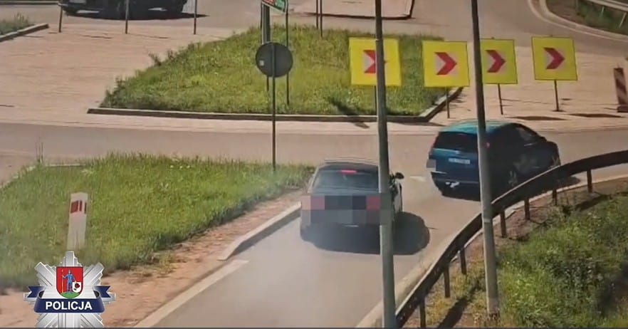 Na rondzie prosto. Policja opublikowała nagranie dwóch asów którzy nie zauważyli ronda Zdjęcie główne wpisu