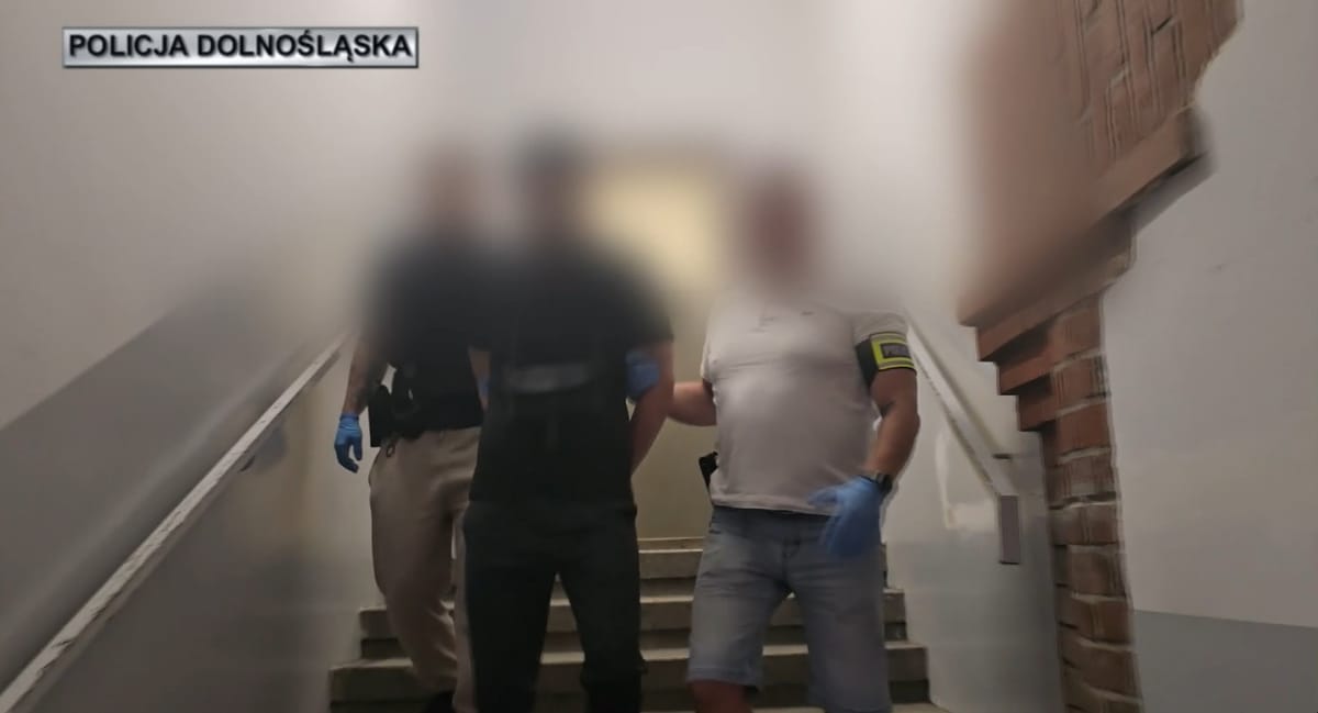 Taksówkarz z Kazachstanu wywiózł śpiącą pasażerkę w zarośla pod Wrocławiem. 38-latek usłyszał zarzuty Zdjęcie główne wpisu