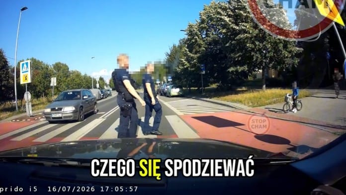 Małe dziecko na rowerku przed przejściem dla pieszych. Interweniował patrol policji Zdjęcie główne wpisu