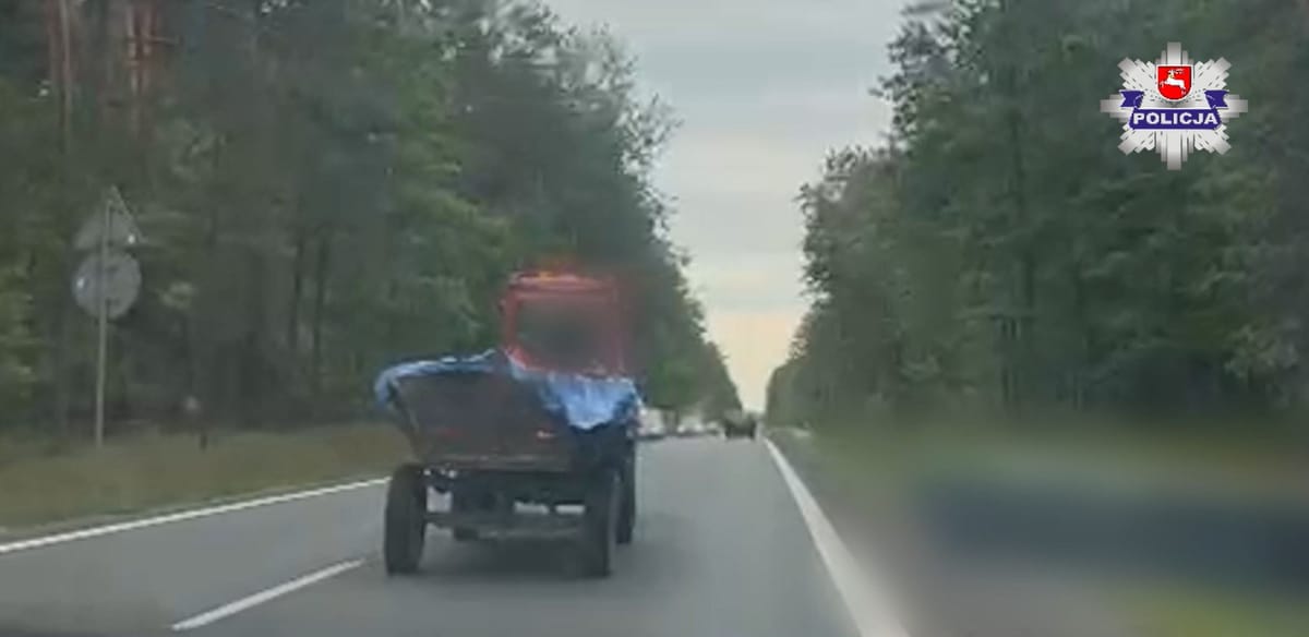 Pijany 26-latek jechał ciągnikiem z wozem i 10-letnim dzieckiem w kabinie. Świadkowie nagrali jazdę wężykiem Zdjęcie główne wpisu