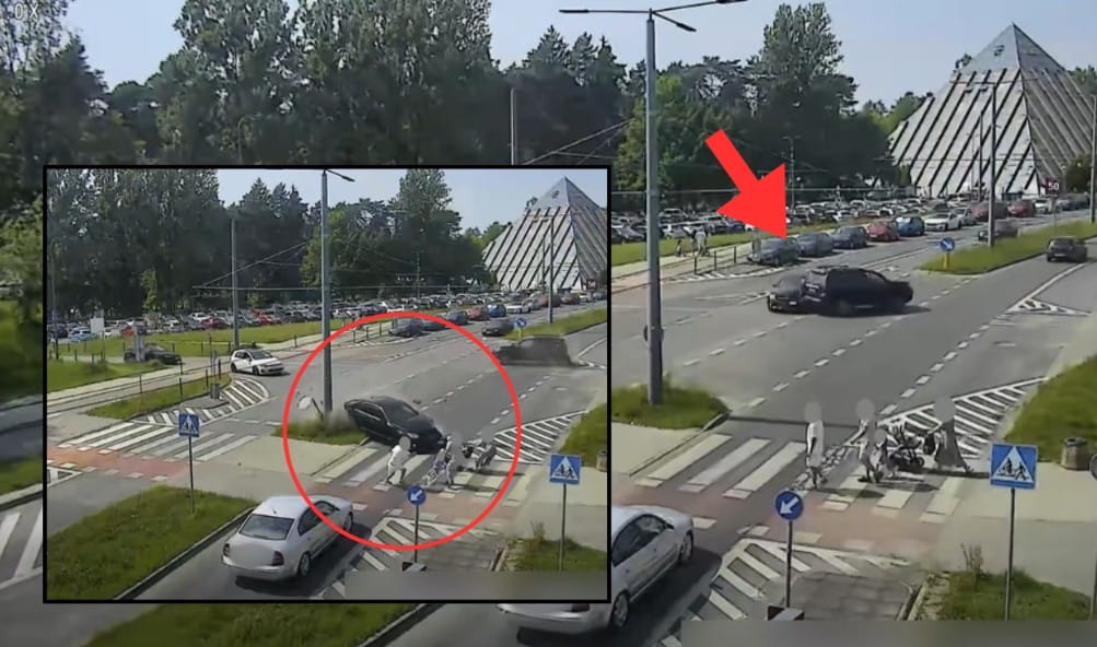 Wstrząsające nagranie z monitoringu w Tychach. Rozpędzony Mercedes wjechał na pasy tuż przed kobietą z wózkiem Zdjęcie główne wpisu