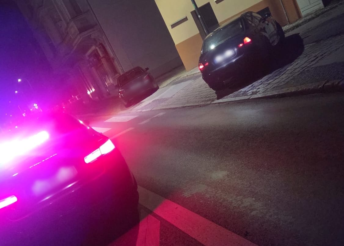 Driftowali po północy na ulicy w Brzegu. Stracili prawa jazdy, jeden z nich miał je tylko 2 miesiące Zdjęcie główne wpisu