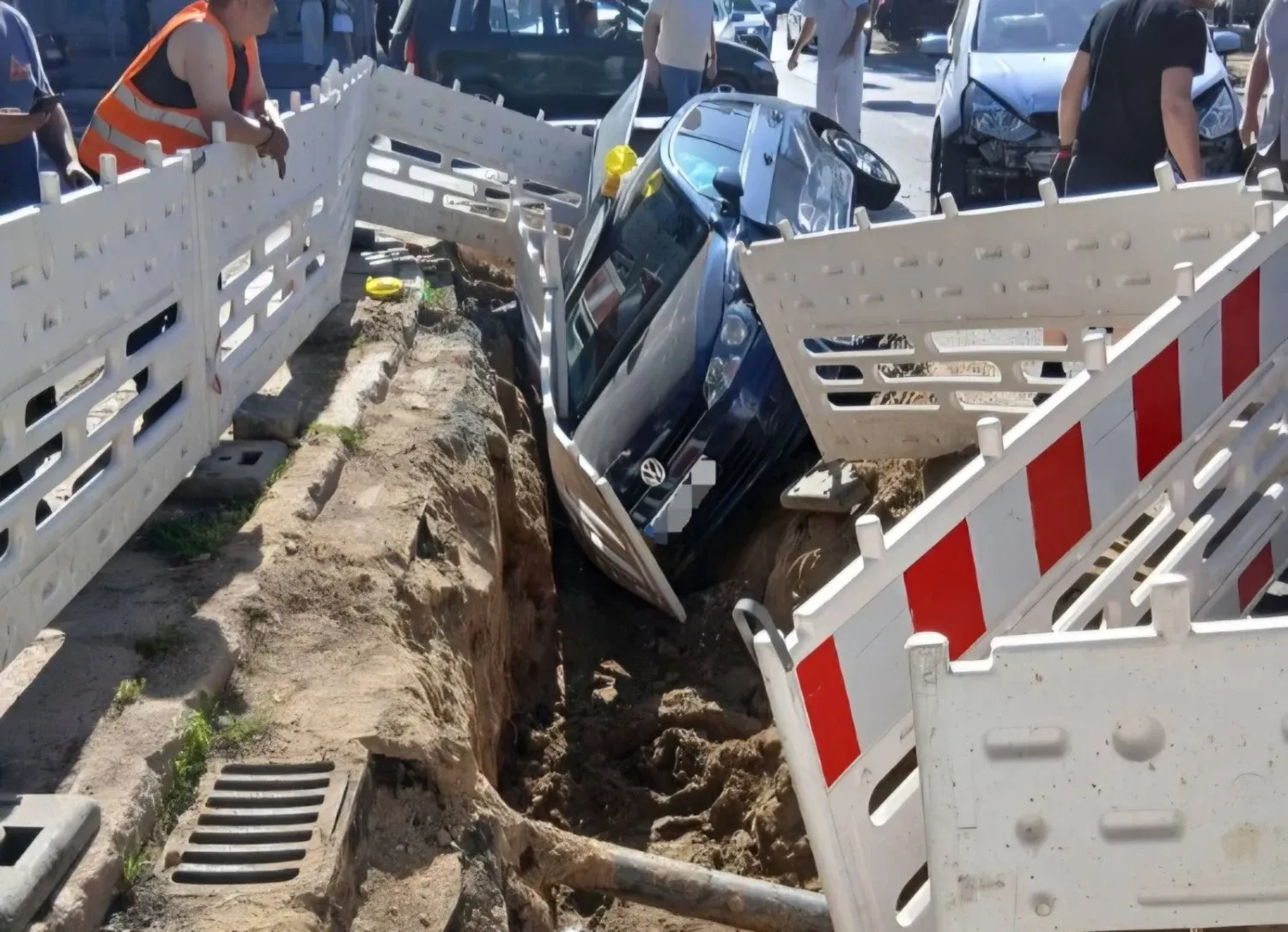 Auto wpadło do wykopu w Szczecinie. Z pomocą musiała ruszyć straż pożarna. Opublikowano nagranie z akcji ratowniczej Zdjęcie główne wpisu