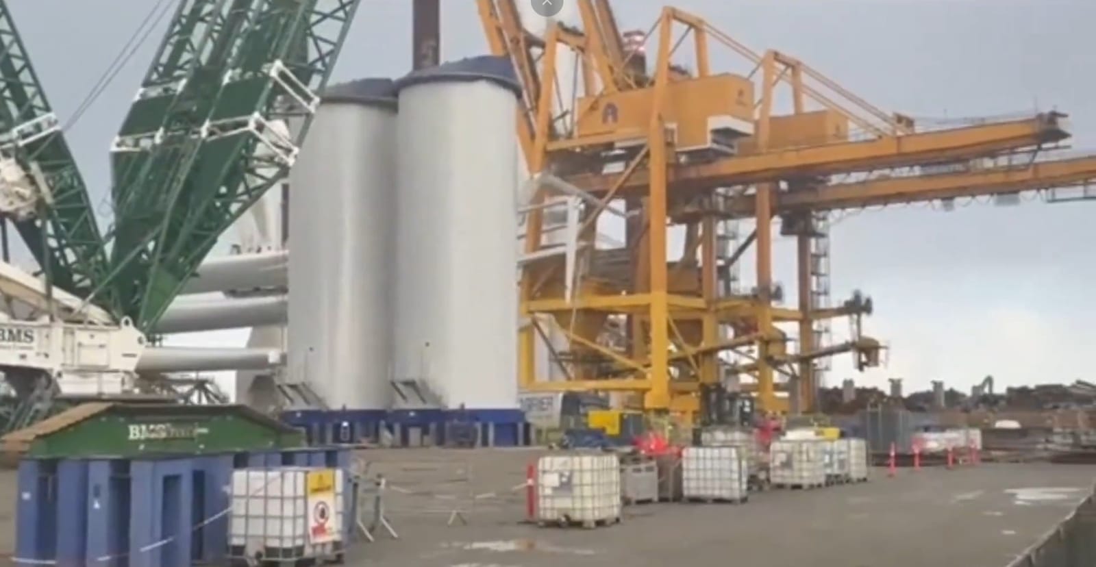 Statek z turbinami uderzył w nabrzeże. Polscy pracownicy nagrali całe zdarzenie Zdjęcie główne wpisu