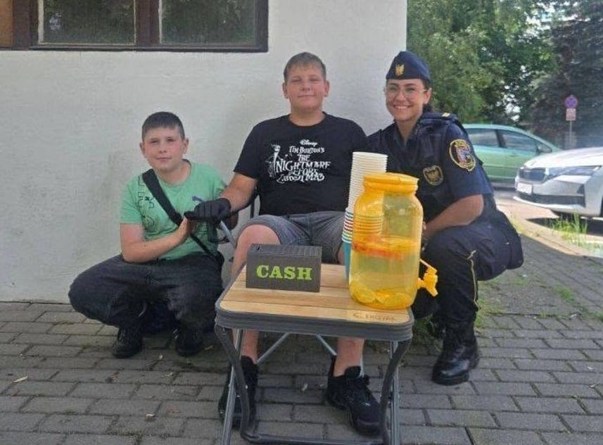 Dostali donos o nielegalnej sprzedaży lemoniady. Zamiast wystawić mandat postanowili zrobić coś innego - Bogatynia Zdjęcie główne wpisu