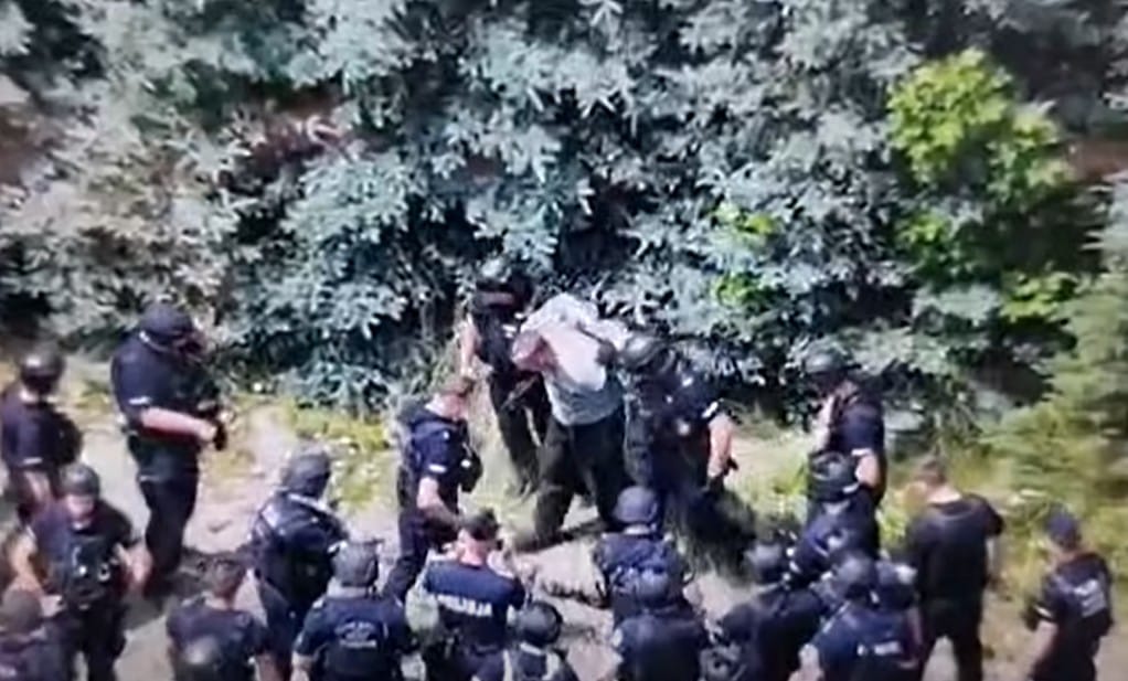 Policja pokazała moment zatrzymania byłego policjanta. Podejrzanego o zabójstwo w Mierzawie ujęto po czterech dniach obławy Zdjęcie główne wpisu