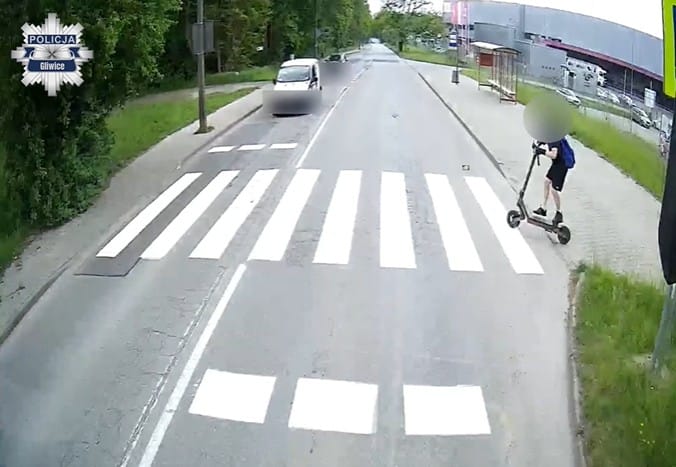 11-latek wjechał hulajnogą wprost pod autobus. Policja opublikowała nagranie ku przestrodze Zdjęcie główne wpisu