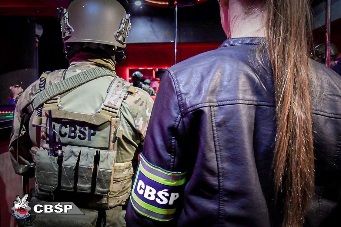 Nalot CBŚP na klub go-go w Łodzi. 8 osób zatrzymanych za oszustwa na klientach Zdjęcie główne wpisu