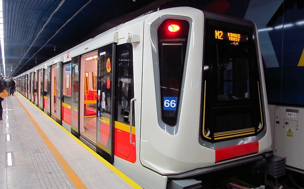 Deportacja zamiast kary grzywny. Zapadła decyzja odnośnie obcokrajowca, który sparaliżował metro w Warszawie Zdjęcie główne wpisu