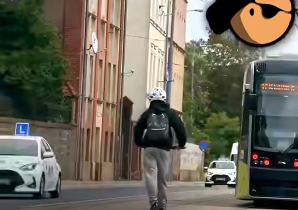 Nastolatka na hulajnodze kompletnie poniosło. Środkowy palec, slalom i wyprzedzanie tramwaju po torowisku pod prąd Zdjęcie główne wpisu