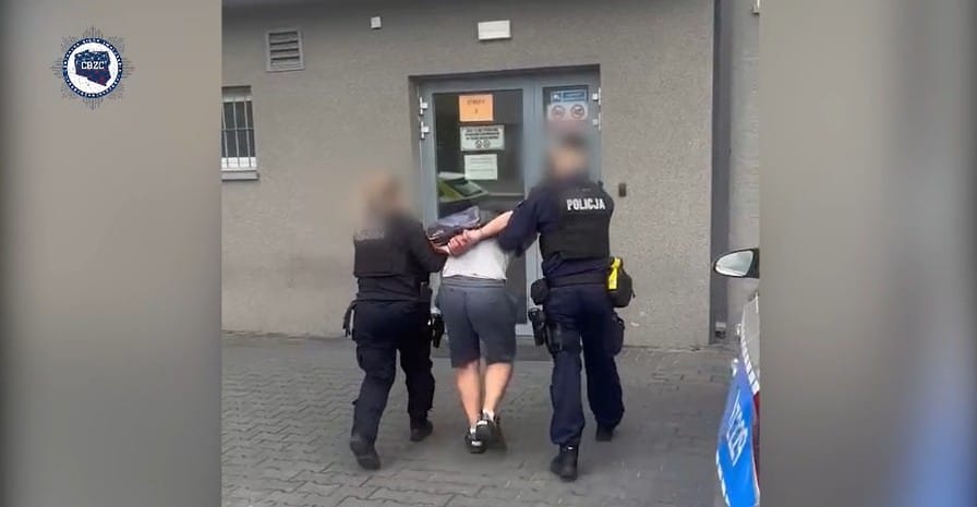 Zaatakował policjanta kastetami przy siedzibie CBZC w Warszawie. W plecaku miał maczetę Zdjęcie główne wpisu
