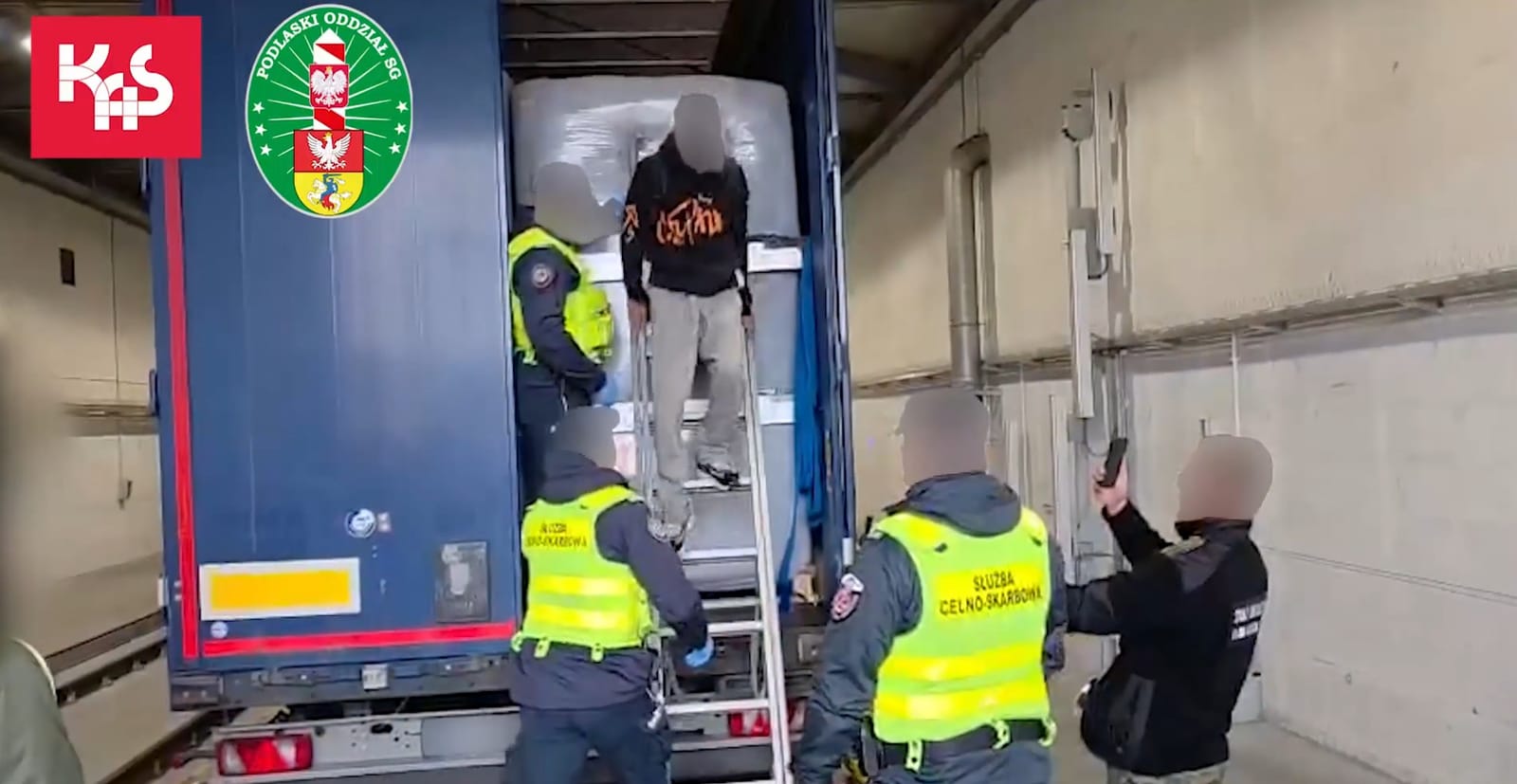 27 nielegalnych imigrantów w jednej naczepie TIR-a. Funkcjonariusze KAS udaremnili próbę przekroczenia granicy Zdjęcie główne wpisu