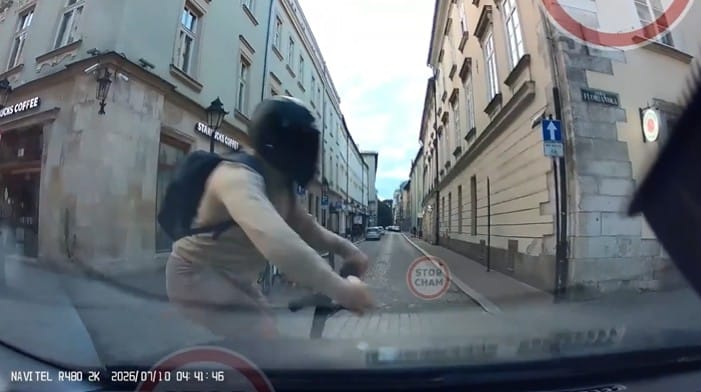 Tryb „nieśmiertelność" na hulajnodze. Po kolizji policja ustaliła, że mogła się rozpędzić do 45 km/h Zdjęcie główne wpisu