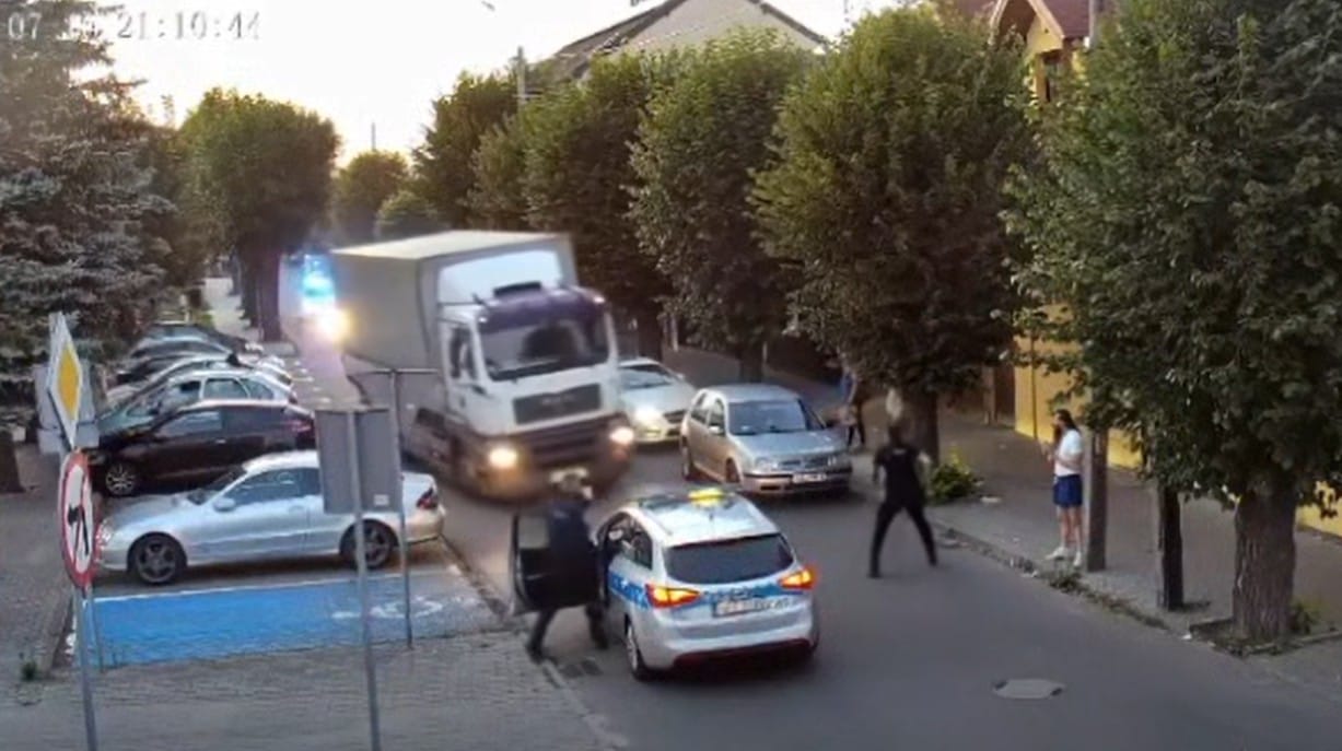 Pościg jak w GTA. Kierowca ciężarówki staranował policyjne radiowozy i uciekł do lasy. Opublikowano nagranie z pościgu Zdjęcie główne wpisu