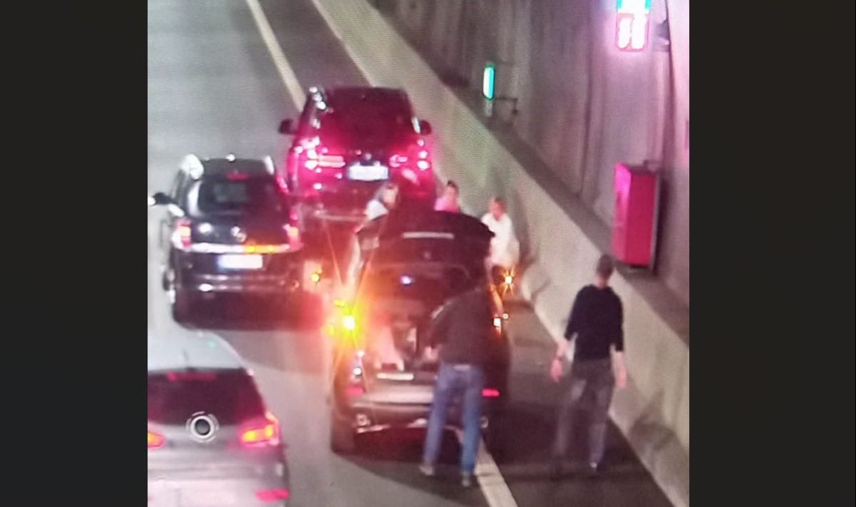 Zasłabł za kierownicą w tunelu pod Świną. Nagranie pokazuje reakcję innych kierowców Zdjęcie główne wpisu