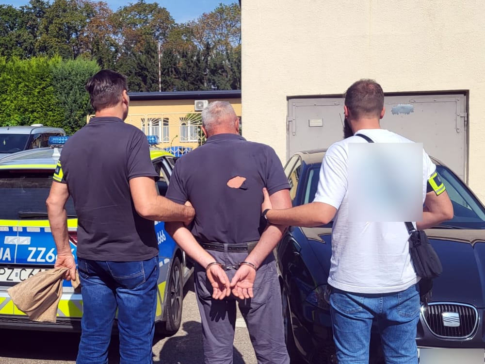 Wyskoczył do strażników miejskich z siekierą i gazem pieprzowym. Tak się skończyła domowa awantura w Wołominie Zdjęcie główne wpisu