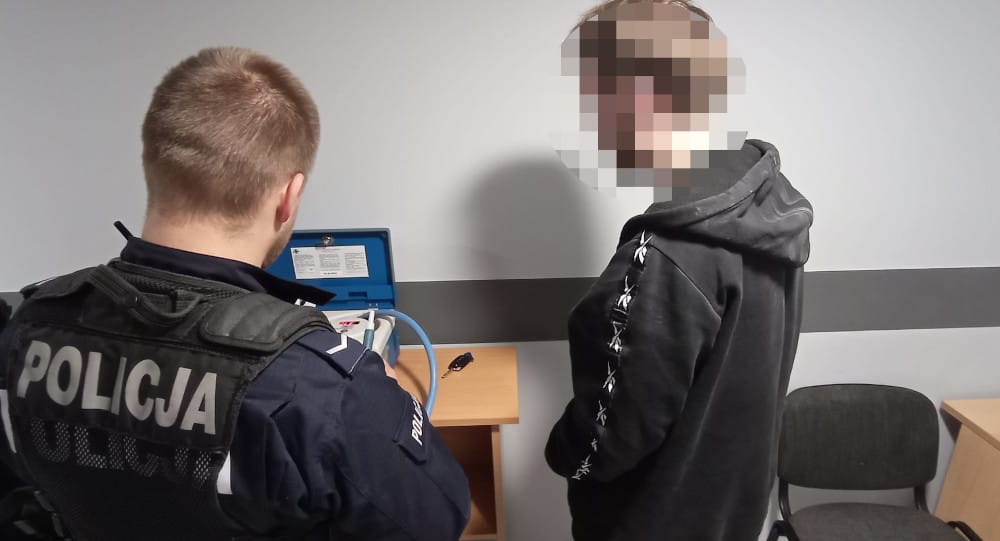 Był tak pijany, że zasnął czekając na zmianę świateł. Obudzili go policjanci Zdjęcie główne wpisu
