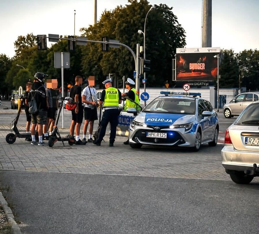 Chcieli nielegalnie przejechać hulajnogami przez Rzeszów. Policja skontrolowała 23 osoby, 21 łamało przepisy Zdjęcie główne wpisu