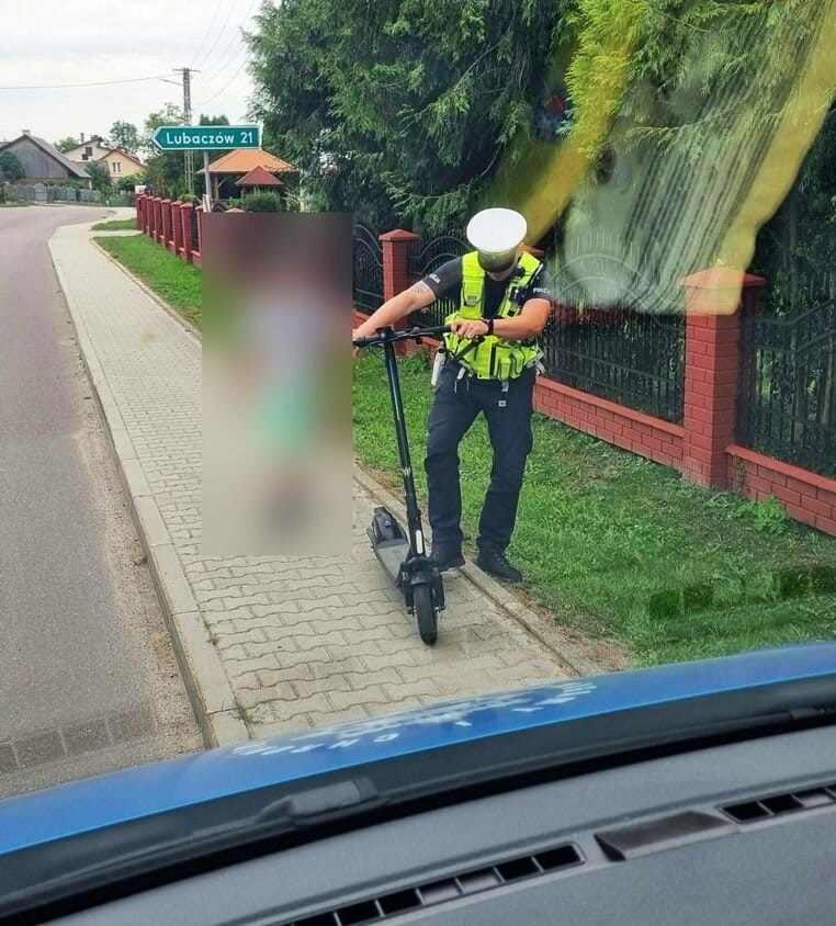 Dziecko na hulajnodze elektrycznej wśród samochodów. Policja zabrała sprzęt, mama zapłaci 1000 zł Zdjęcie główne wpisu