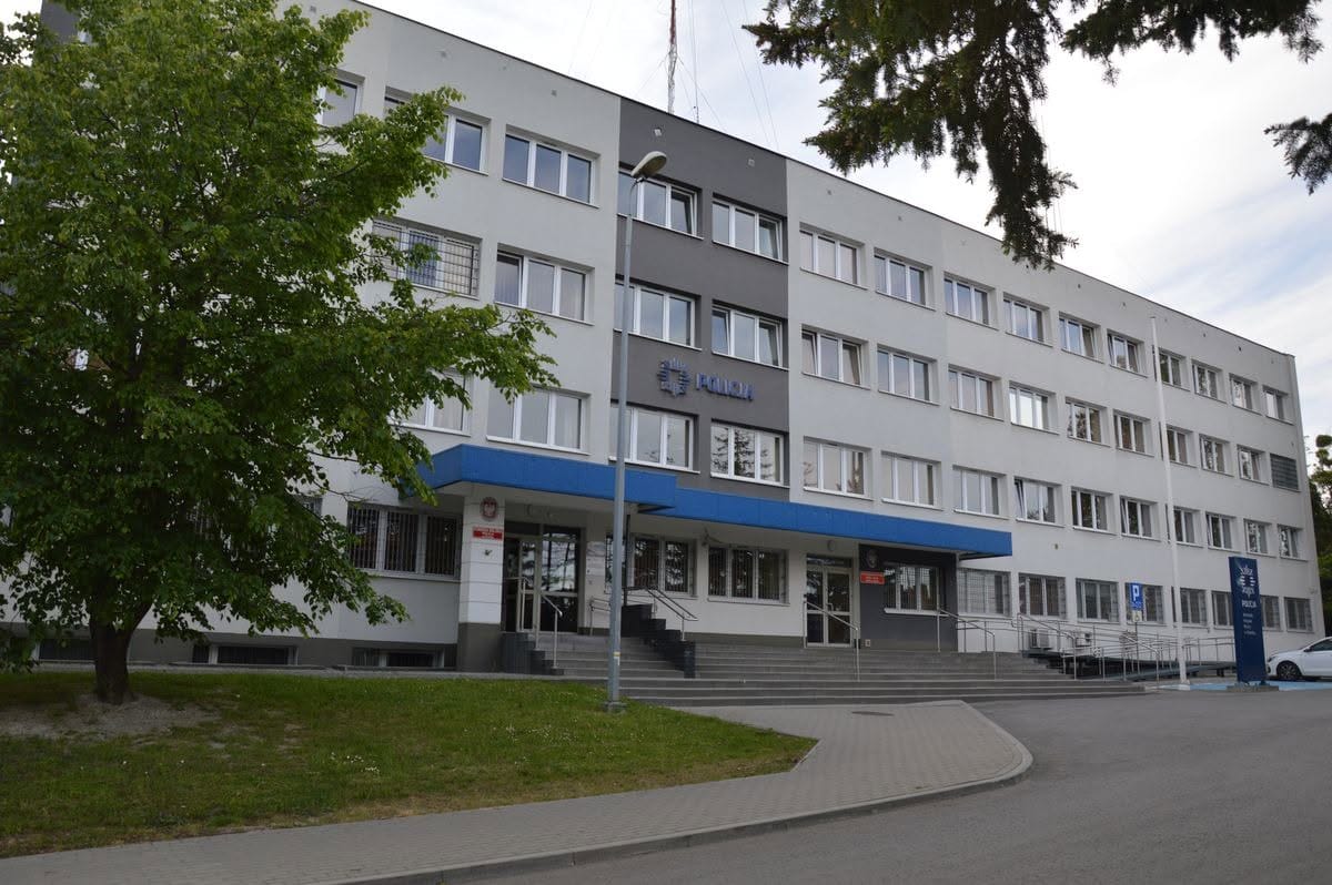 Pijany policjant wjechał radiowozem w ścianę własnej komendy w Chełmie. Miał wyjechać na patrol Zdjęcie główne wpisu