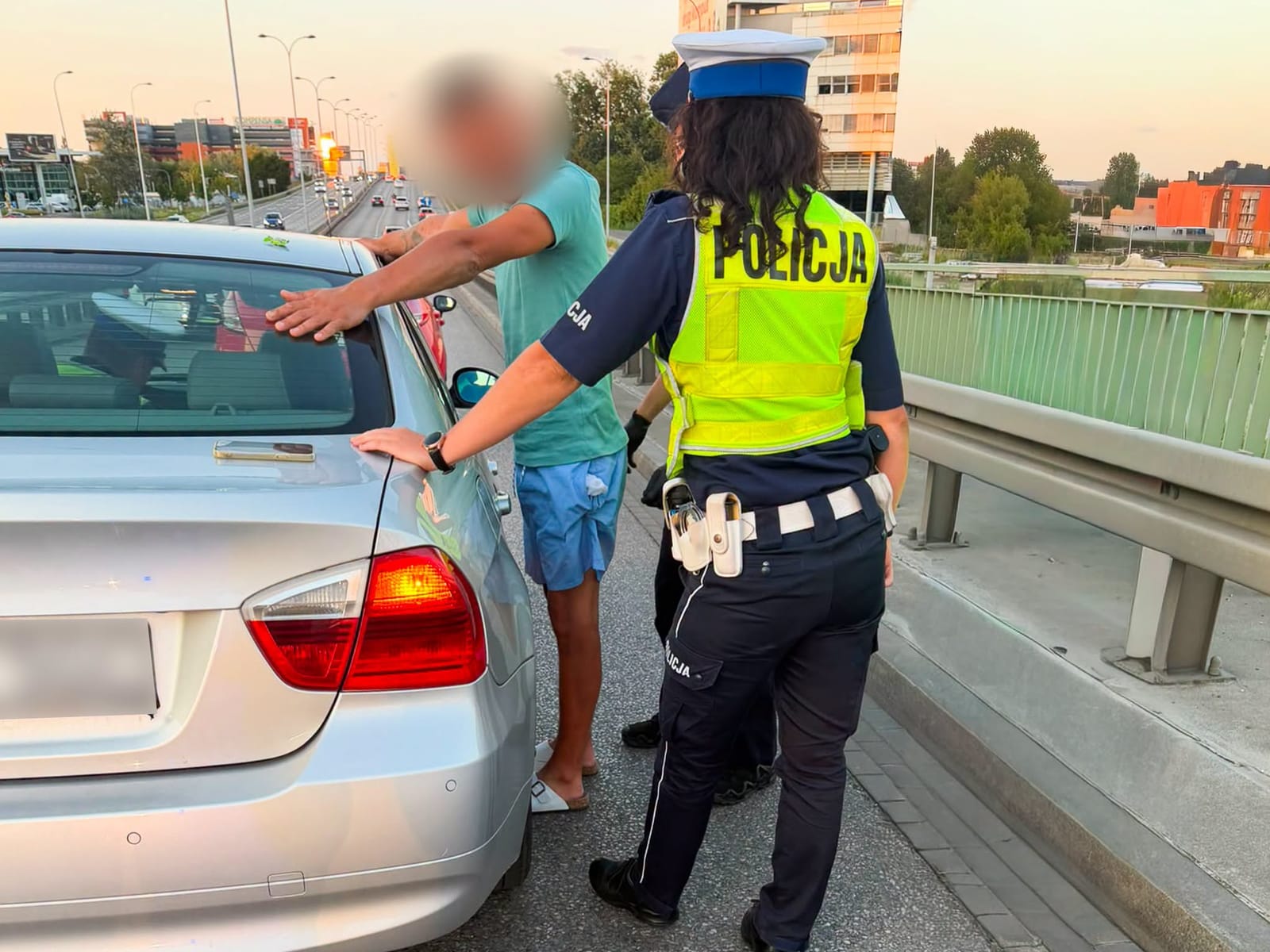 BMW "tańczyło" na Żwirki i Wigury. Pogranicznicy po służbie zatrzymali Ukraińca z ponad 3 promilami Zdjęcie główne wpisu