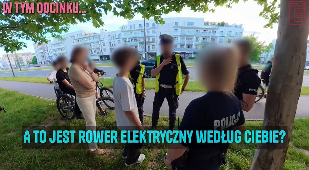 Konfitura ponownie zabrał kluczyki dzieciakowi na motorowerze i wezwał policję. Dzieciakom było zabawnie do przyjazdu policji Zdjęcie główne wpisu