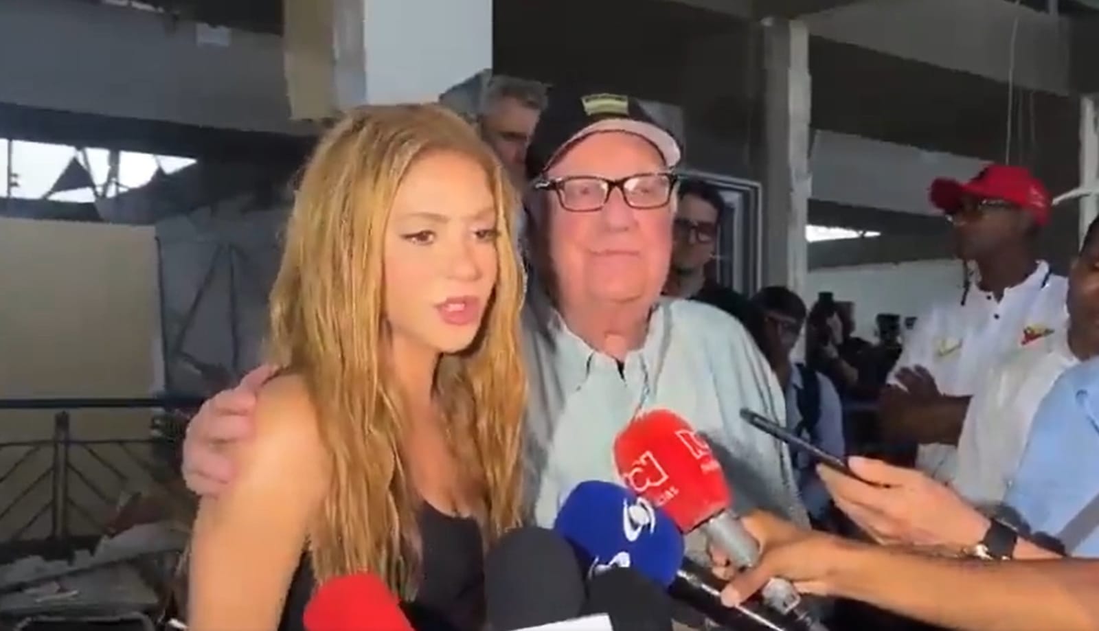Shakira pojawiła się w strefie trzęsienia ziemi w Kolumbii z synem miliardera i zapowiedziała budowę 10 szkół Zdjęcie główne wpisu